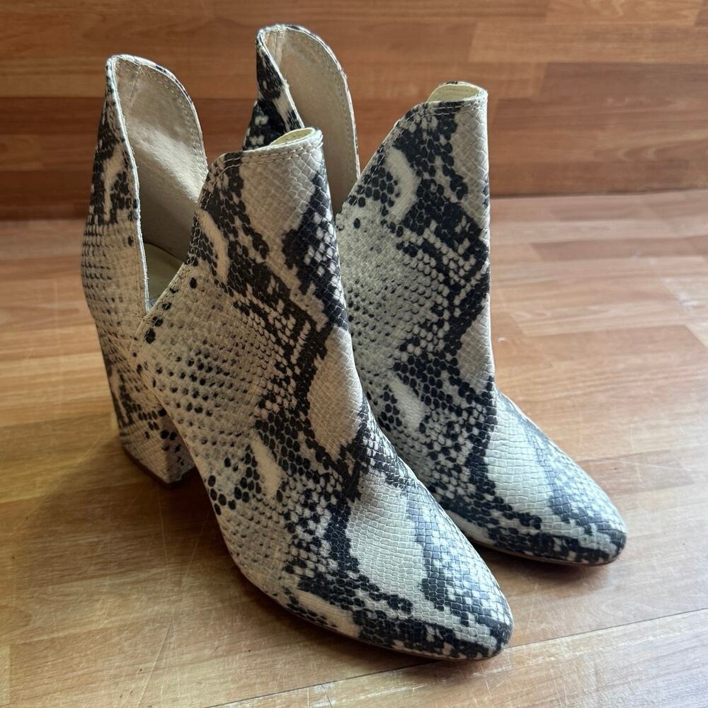 Steve Madden Rookie ankle boots, white snakeskin print. Size 7
